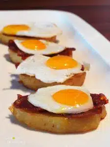 Canape Patata confitada chorizo y huevo de codorniz