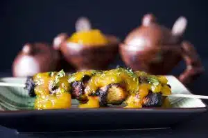 Brocheta de pollo con mermelada de mango