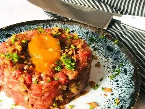 Steak tartar cortado a cuchillo