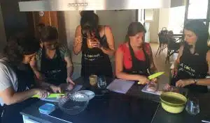 Celebrando una despedida de soltera con un curso de cocina india